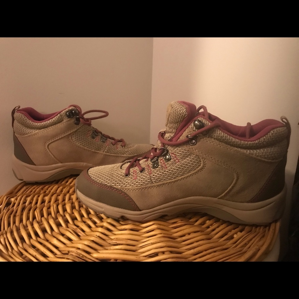 Woman’s size 8 Vionic Boots NWT